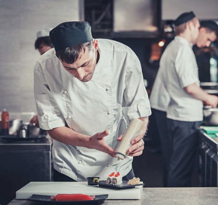 Chef preparando un plato en la cocina de un restaurante